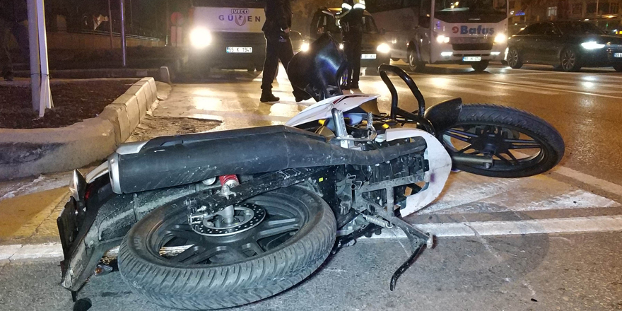 Samsun'da tıra çarpan motosiklet sürücüsü ölümden döndü 