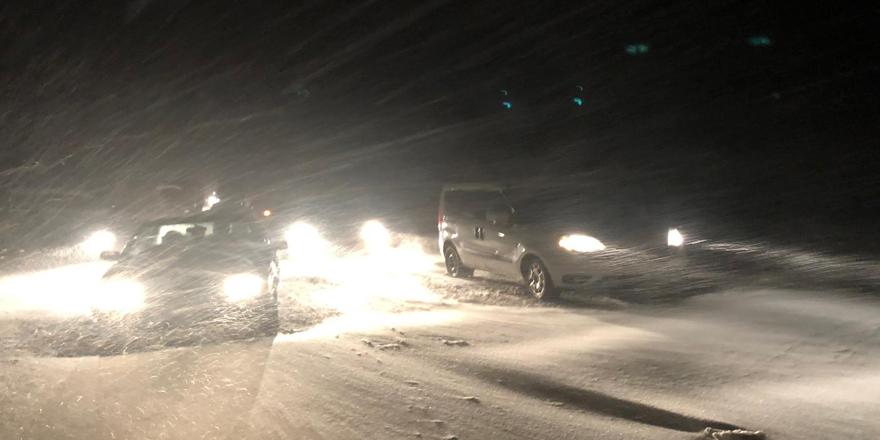 Yoğun kar yağışı ve tipi nedeniyle araçlar yolda mahsur kaldı 