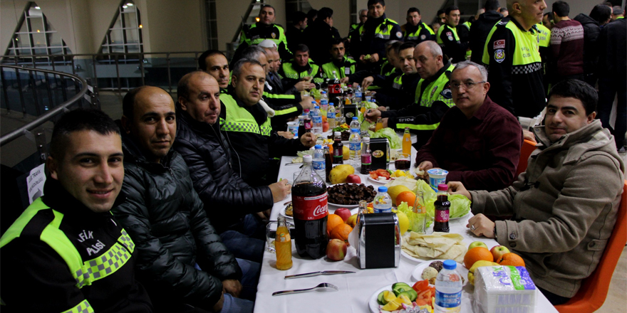 Trafik polisleri çiğ köfte partisiyle yeni yılı kutladı