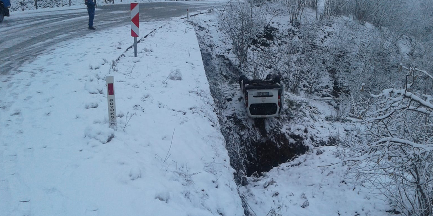 Buzlu yolda kayan araç devrildi: 4 yaralı 