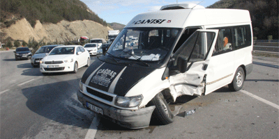 Otomobil minibüse çarptı: 3 yaralı