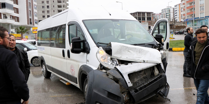 Hastane servis minibüsü ile otomobil çarpıştı: 1 yaralı 