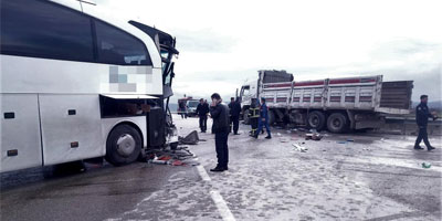 Amasya'da yolcu otobüsü kamyonla çarpıştı: 15 yaralı