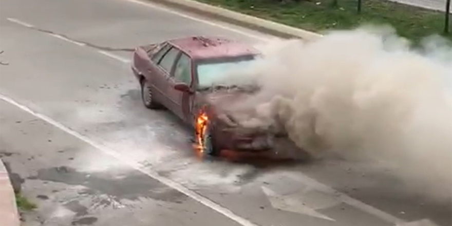 Seyir halindeki otomobilde yangın çıktı 