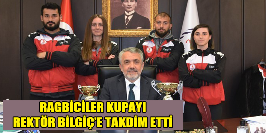 Ragbiciler kupayı Rektör Bilgiç’e takdim etti 