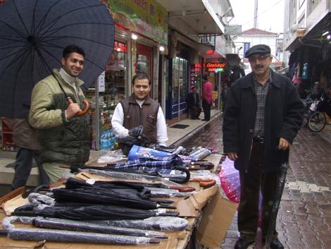 Yağmur yağdı, şemsiye satışı patladı