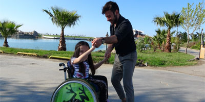 Öğretmen ile bedensel engelli çocuğun dansı Türkiye gündemine oturdu