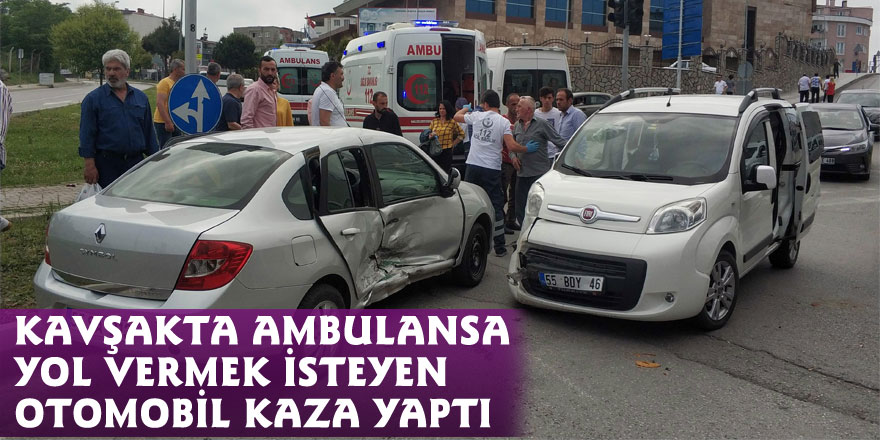 Kavşakta ambulansa yol vermek isteyen otomobil kaza yaptı: 11 yaralı
