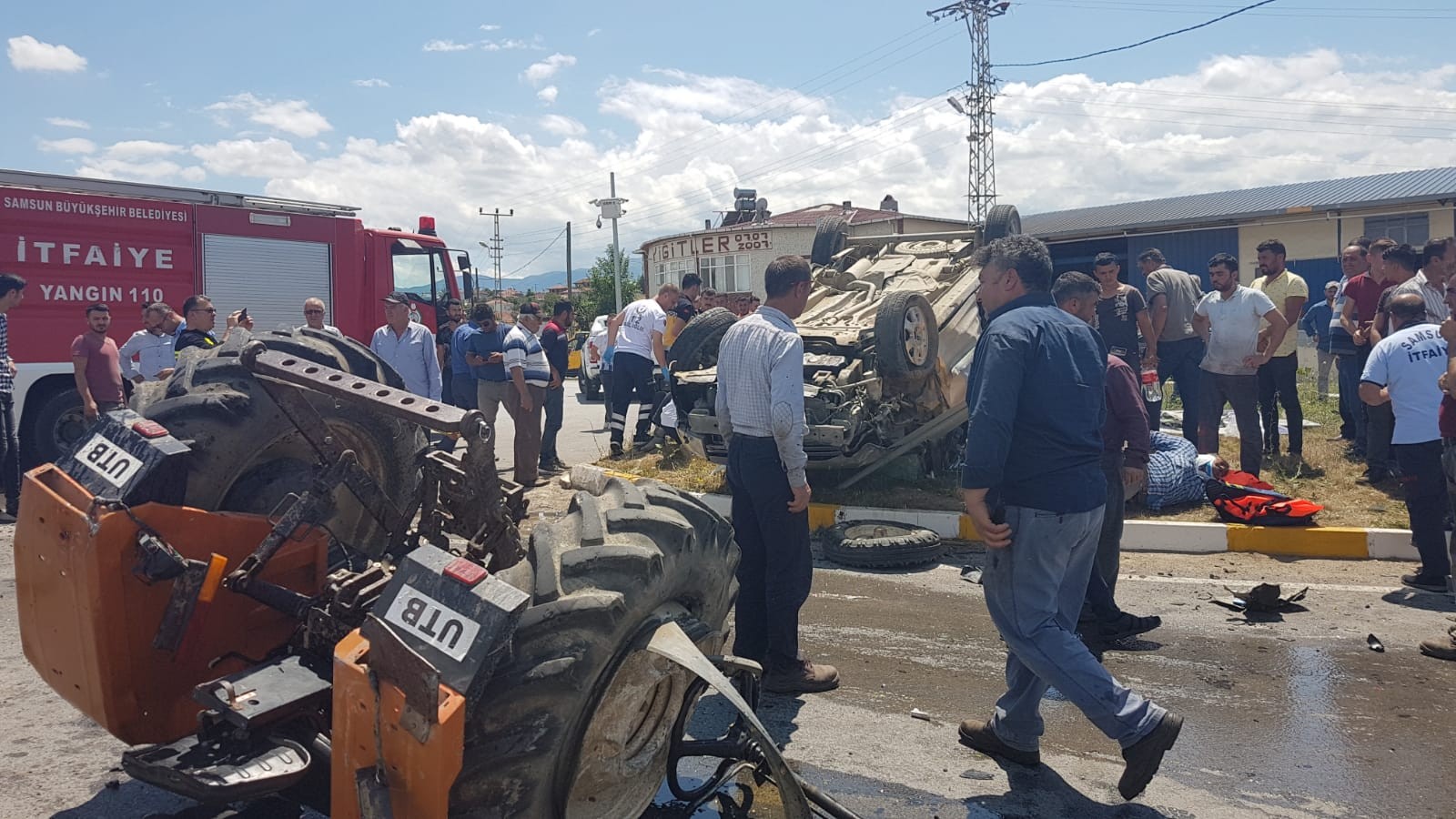 Traktör ile hafif ticari araç çarpıştı: 2'si çocuk 9 yaralı 