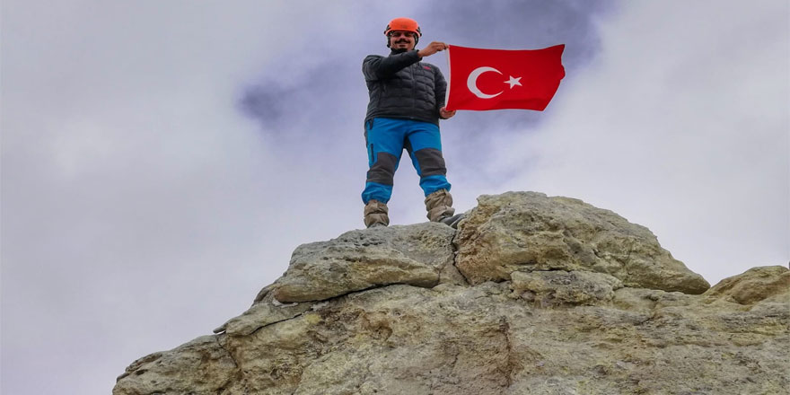 Orta Doğu’nun en yüksek dağında Türk bayrağı dalgalandırdı   