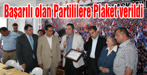 Başarılı olan Partililere Plaket verildi