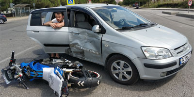 Hastaneden dönen motosiklet hastaneye giden otomobille çarpıştı: 4 yaralı