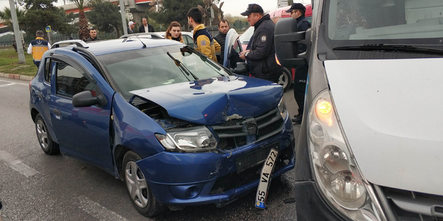 Samsun'da otomobili ile minibüs çarpıştı: 2 yaralı
