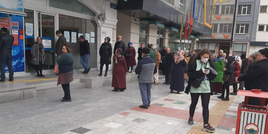 Samsun'da banka önlerinde kuyruk oluştu