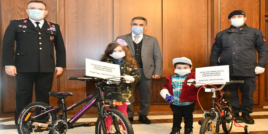 Bakan Soylu’dan 'evde kalın' çağrısı yapan kardeşlere bisiklet hediyesi