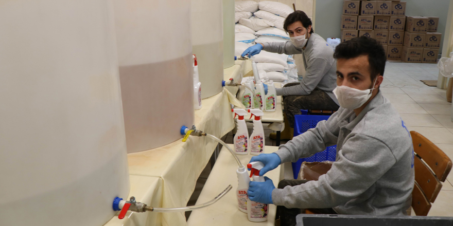 Fabrika gibi okul Türkiye’ye dezenfektan üretiyor