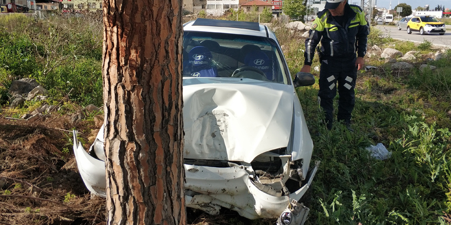 Samsun'da direksiyonu kilitlenen otomobil ağaca çarptı: 1 yaralı