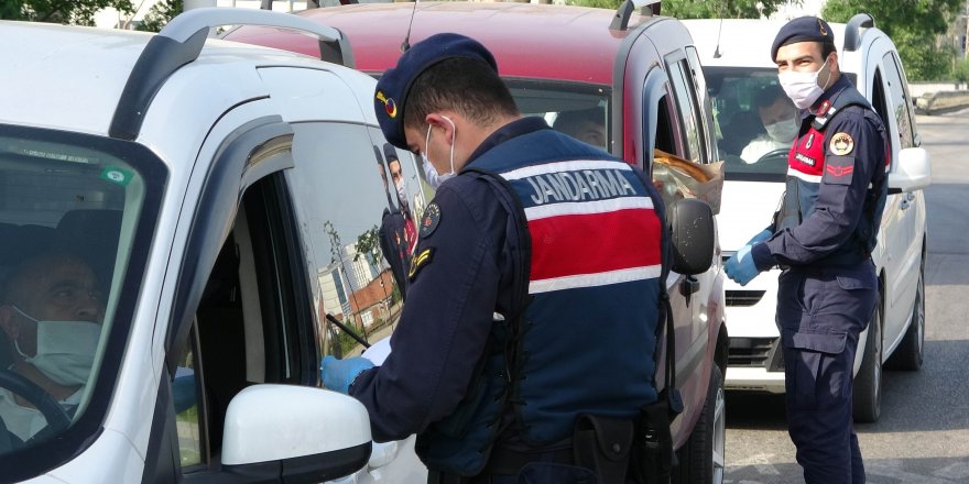 Jandarma ve polisten maske ve izin belgesi denetimi 