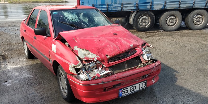 Samsun'da otomobil tıra çarptı: 1 yaralı 