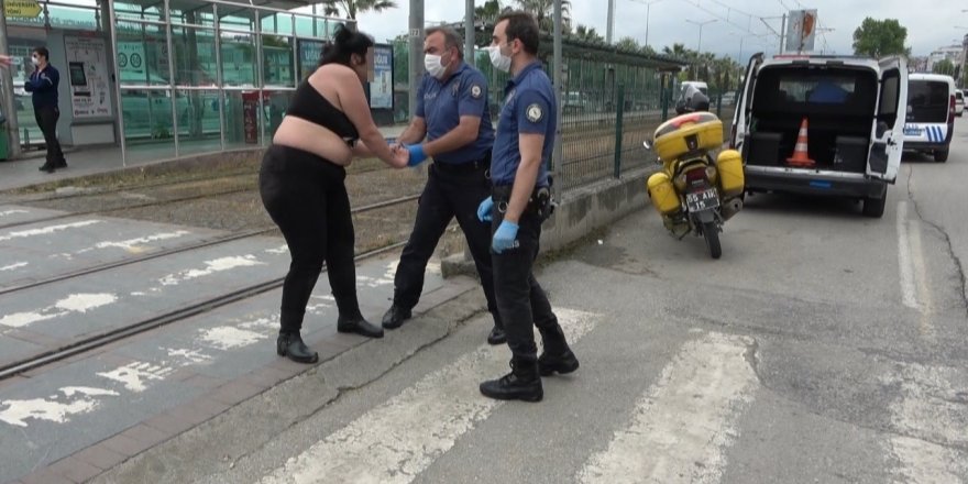 Samsun’da yola atlayan yarı çıplak kadını polis kurtardı 