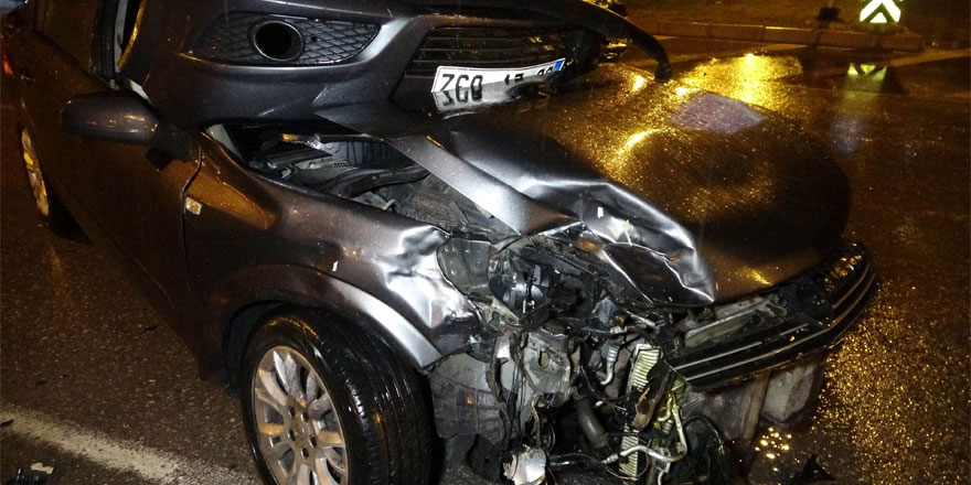 Samsun'da kavşakta iki otomobil çarpıştı: 1 yaralı