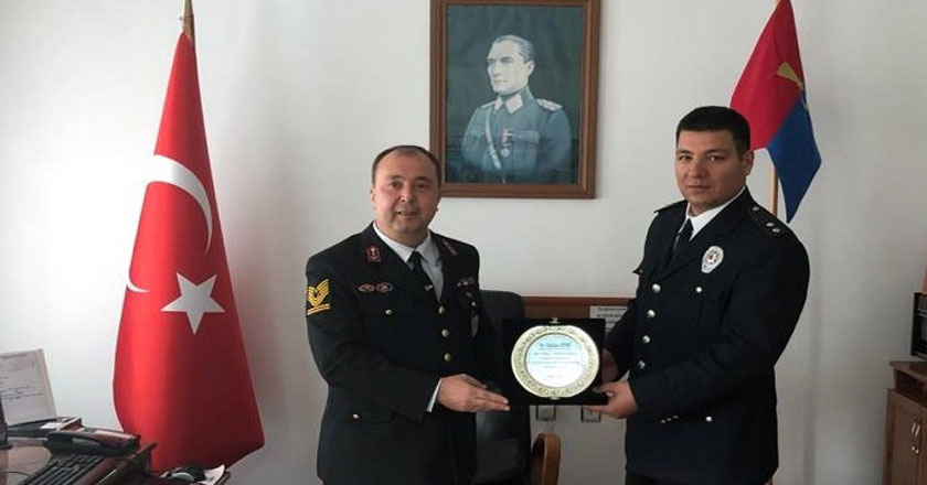 Tayini çıkan komutana plaket