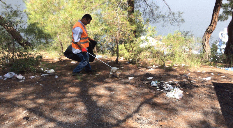 Sorumsuz piknikçilerin kirlettiği kanyonu belediye temizledi