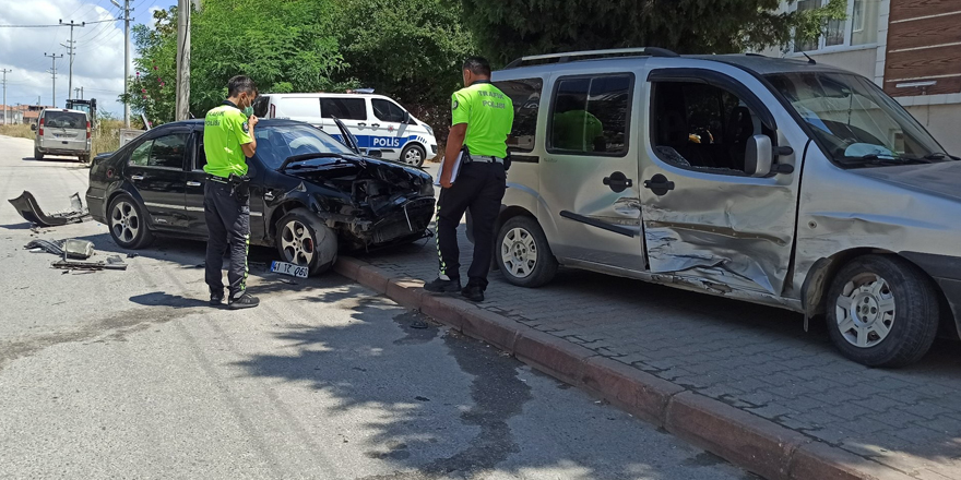 Hafif ticari araçla otomobil çarpıştı: 1 yaralı