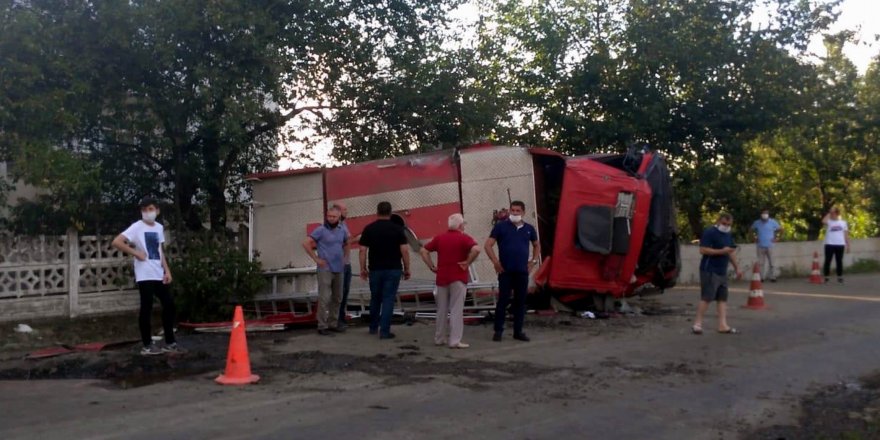 Samsun'da yangına giden itfaiye aracı devrildi: 2 yaralı 
