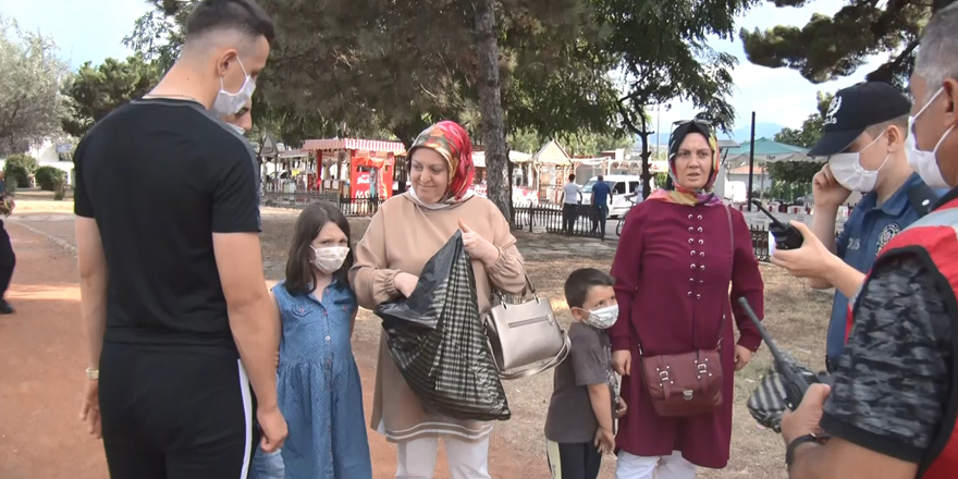 Alışveriş poşetini unutup gezince polisi alarma geçirdiler