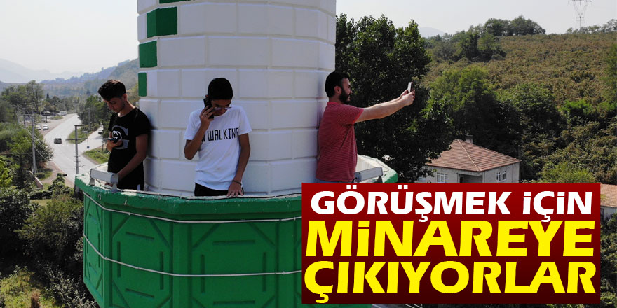 Telefon çekmeyen kırsal mahallede görüşmek için minareye çıkıyorlar