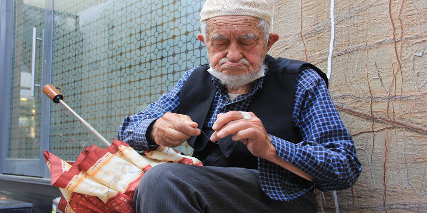 Samsun'da 90 yaşındaki şemsiye tamircisi kış sezonuna hazırlanıyor