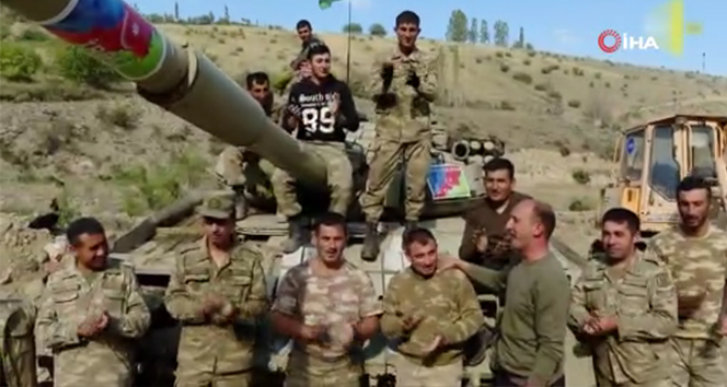 Azerbaycan askerlerinden, Ermenistan tankının üzerinde zafer şarkısı