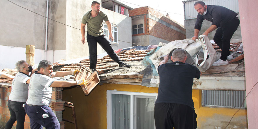 Samsun’da yaşlı kadının çatı onarımı için seferber oldular