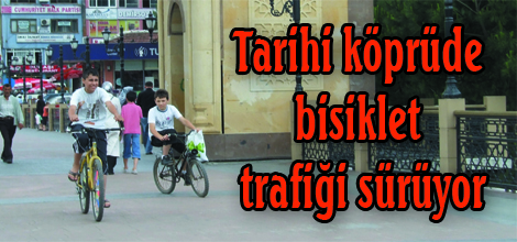 Tarihi köprüde bisiklet trafiği sürüyor