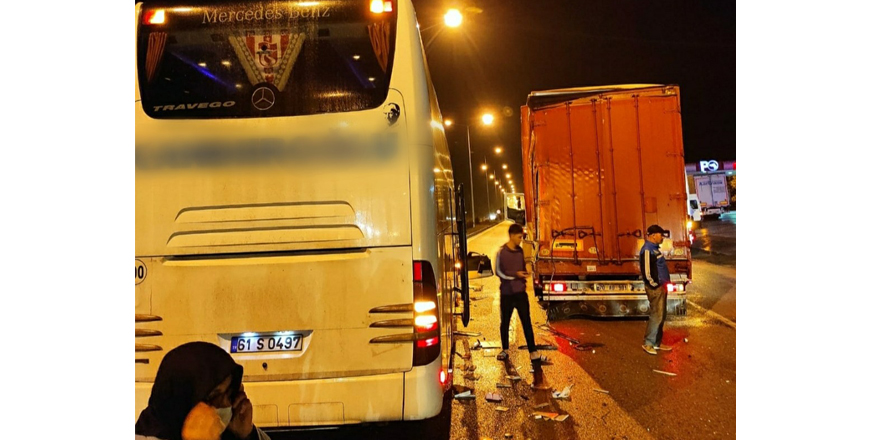 Samsun'da yolcu otobüsü tıra arkadan çarptı: 2 yaralı