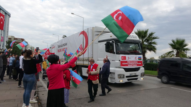 Türkiye’den Azerbaycan’a 11 tır yardım