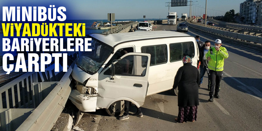 Samsun'da panelvan minibüs viyadükteki bariyerlere çarptı: 3 yaralı