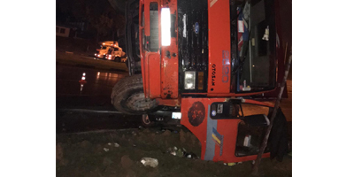 Samsun'da kamyon otomobilin üzerine devrildi: 1 yaralı
