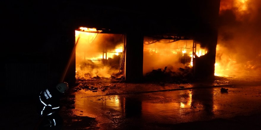 Samsun'da sanayi sitesindeki yangın söndürme çalışması devam ediyor 