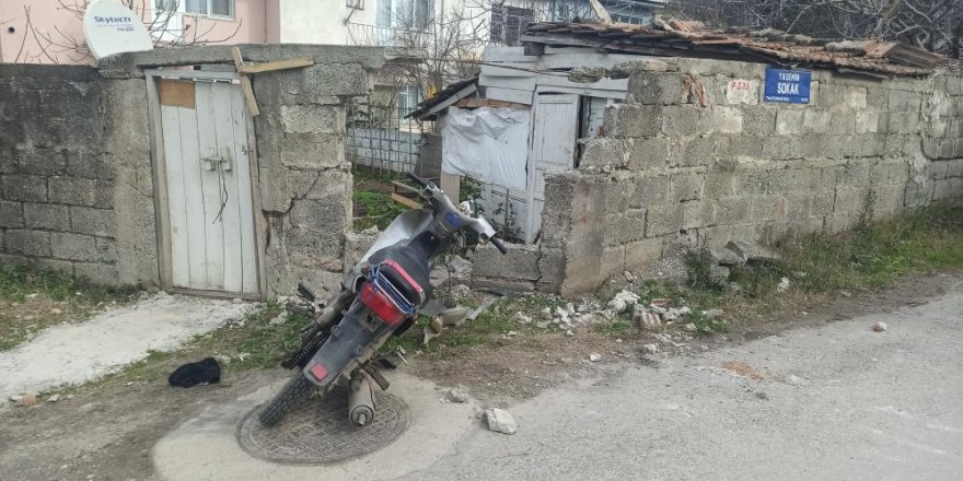 Polisin 'dur' ihtarına uymayan motosiklet sürücüsü duvara çarptı