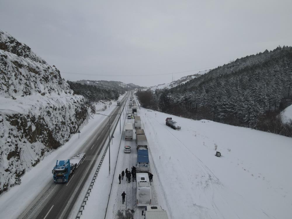 Çorum-Samsun karayolu yoğun kar yağışı ve buzlanma nedeniyle ulaşıma kapandı