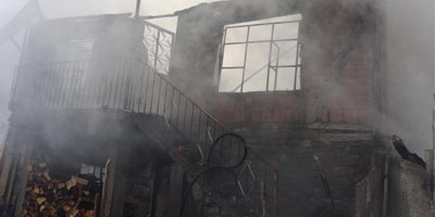 Bafra'da çıkan yangında 2 katlı ev küle döndü