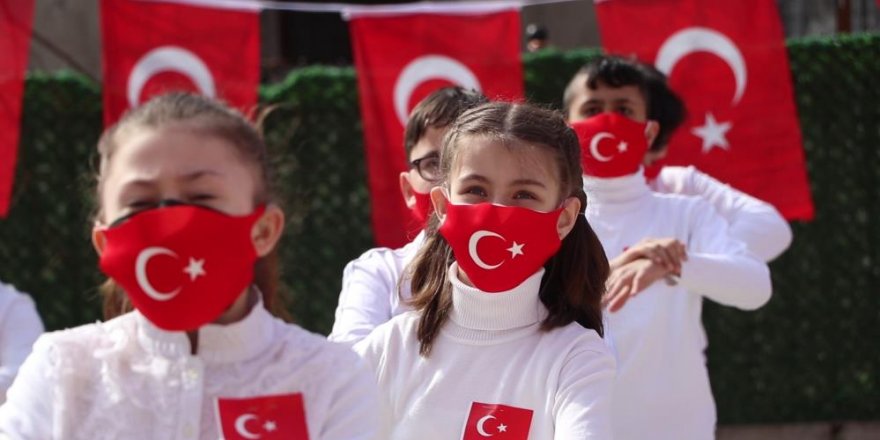 Pandemide Samsun’da rekor kırıldı: 100 öğrencinin katılımıyla “İstiklal Marşı” işaret diliyle okundu