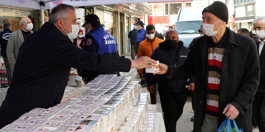 Başkan Hamit Kılıç'tan kandil simidi ikramı