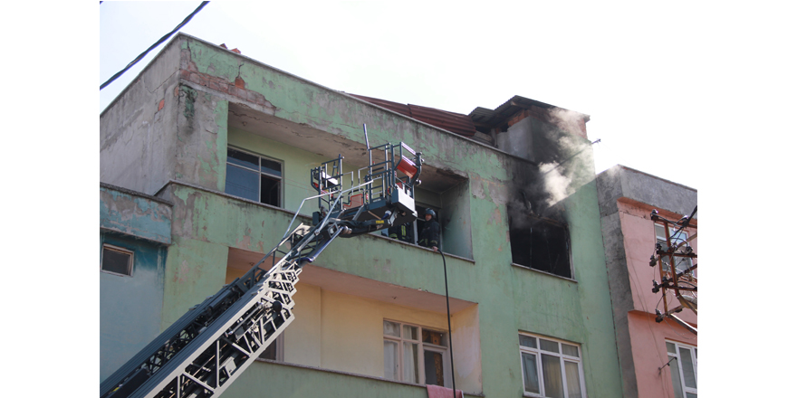 Samsun’da 4 katlı apartmanda yangın paniği