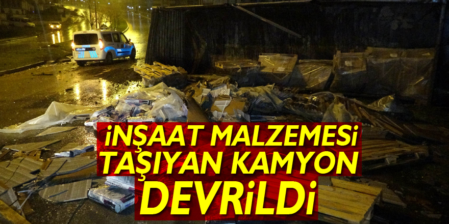 Samsun'da inşaat malzemesi taşıyan kamyon devrildi: 1 yaralı