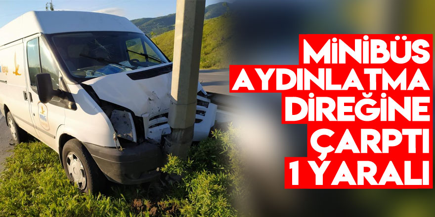 Samsun'da minibüs aydınlatma direğine çarptı: 1 yaralı