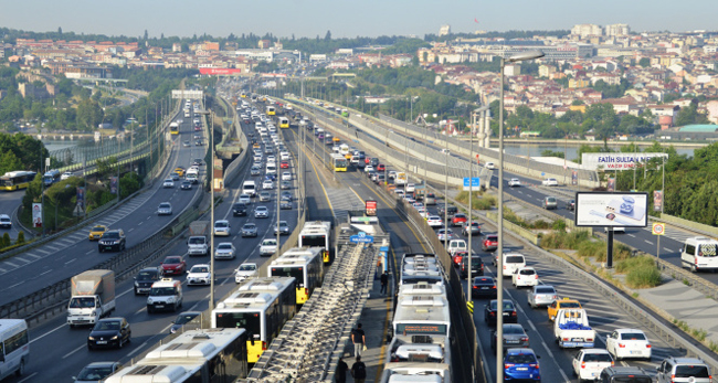 Hafta sonu kısıtlaması sona erdi, trafik çilesi başladı