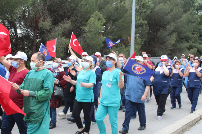 Sağlık-İş üyeleri taleplerinin karşılanması için rektörlüğe yürüdü